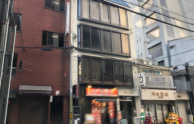 本町駅25番出口-北に1本、角の歯医者を右に曲がるとすぐ。レンタルスタジオULTRA 本町店。