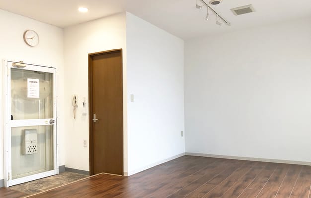 2重ドア、3ロックで防犯面もしっかり、前室で簡単なお着替えも可能、南堀江のレンタルスタジオULTRA。
