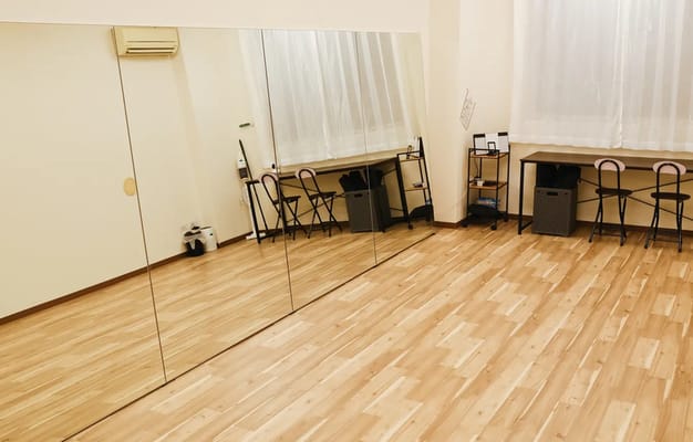 ミニ三脚（1個）、椅子（4脚）、大型鏡を完備✨