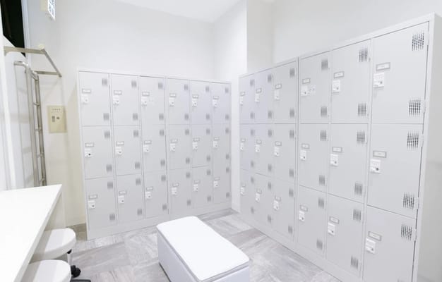 パウダールームには、鍵付きロッカー、壁面鏡、丸鏡付洗面台、トイレがありますので、タレントのメイクルームとしてもご利用いただけます。受付裏に別のトイレがあり、タレントとスタッフが別々に使用できますので、撮影時には好評です✨