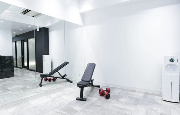 ◆ 設備・備品 ◆
・ダンス用大型ミラー（2面）
・ヨガマット（最大20枚・無料貸出）
・スピーカー（4基）
・Wi-Fi完備（NTT光・5GHz対応）
・テーブル（180×90cm）×1、丸椅子×15
・ホワイトボードあり
・エレベーター完備