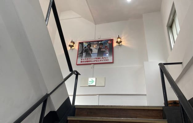 この階段を上った先にジムがあります。