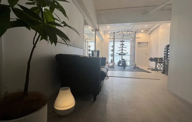 日中は自然光が差し込み明るい中でトレーニング可能🌿
大型鏡もついていてフォームを確認しながらトレーニング可能。