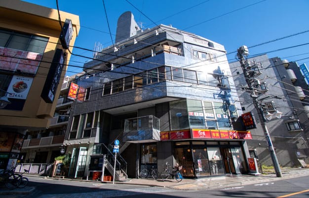 【外観の写真】　
すき屋の左手にある入り口からお入りください