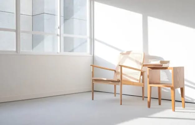 シンプルで洗練された撮影スペース。大きな窓から自然光が差し込み、ナチュラルな雰囲気の写真撮影に適している。