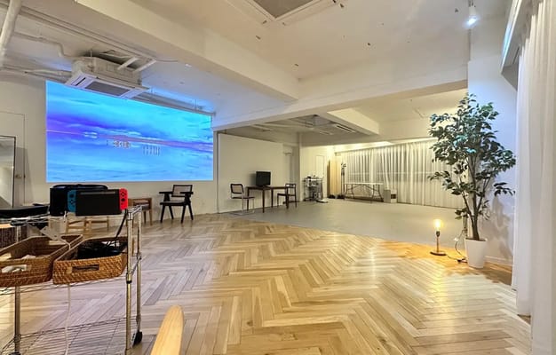 広々としたイベントスペース。プロジェクターを備え、セミナーや上映会など多用途に活用可能。