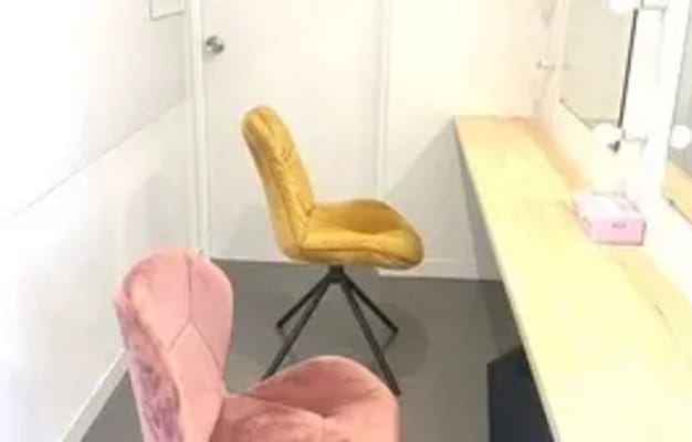 ドレッシングルーム完備のスペース。メイクや準備が快適にできる環境。