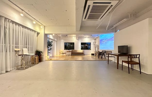 モダンで温かみのある多目的スペース。広々とした空間で、撮影やイベントに適している。