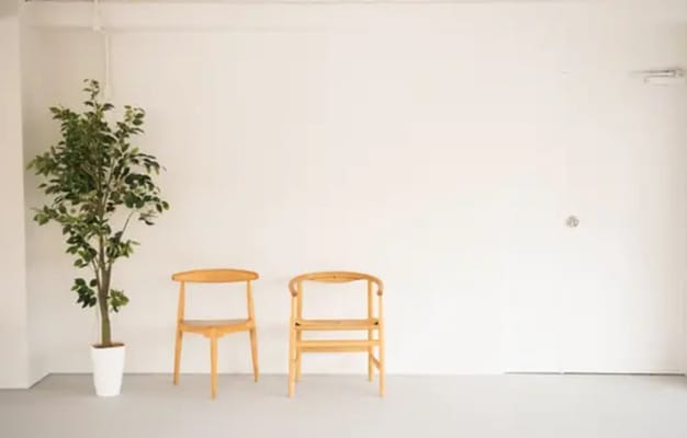 ミニマルで落ち着いた撮影エリア。観葉植物とシンプルな椅子が、ナチュラルな雰囲気を演出。