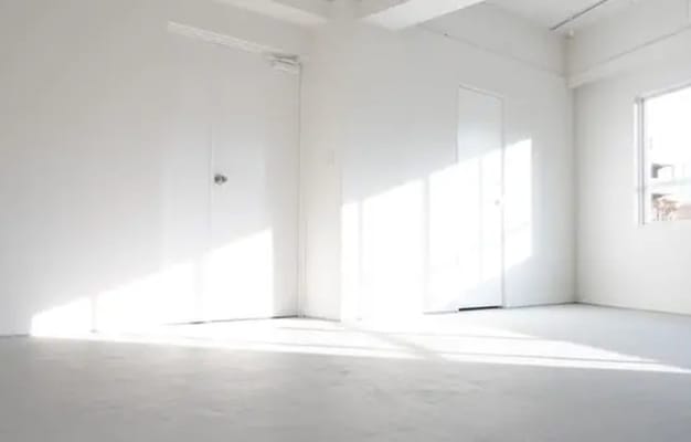 光が差し込むシンプルな撮影スポット。洗練されたデザインが、幅広い用途に対応可能。