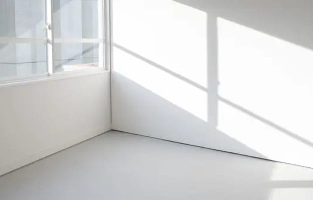 大きな窓から自然光が差し込むミニマルなコーナースペース。シンプルな背景で幅広い撮影用途に対応。