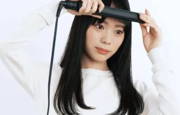 ヘアセット用のストレートアイロン。撮影前のスタイリングやイベント時のヘアセットに利用可能。