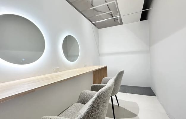 イベントや撮影に嬉しい、スタイリッシュなメイクルーム。LEDライト付きの丸型ミラーと快適なチェアを完備し、準備時間もリラックスして過ごせる。