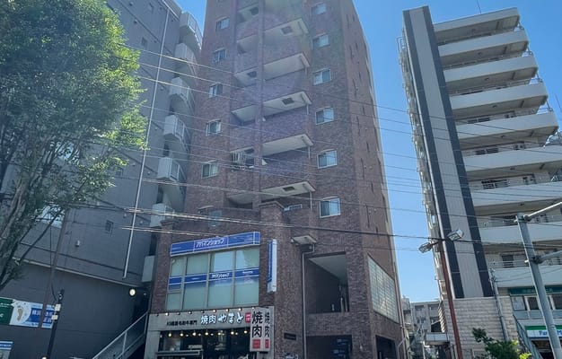 1階は焼肉やまと、2階はアパマンショップが目印です。当ジムは8階です！