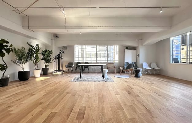 無駄のないシンプルな設計で、用途に合わせたレイアウト変更が可能。ワークショップやイベント、撮影にも最適。