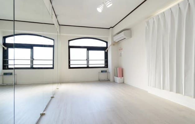 大型鏡完備！スタジオ内にはエアコンもついていますので季節問わず快適にご利用いただけます。
