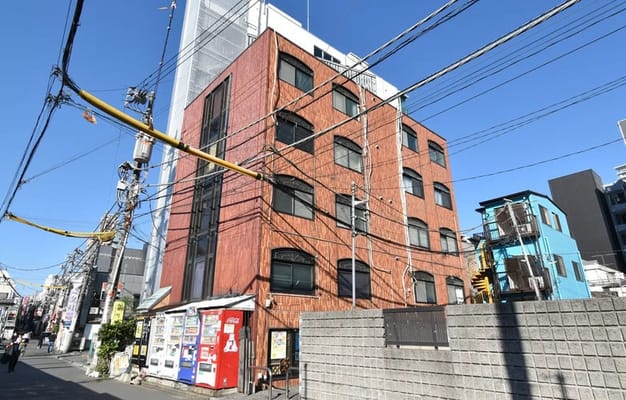 赤レンガの建物が目印です！
近くにはつけ麺「狼煙」があります。