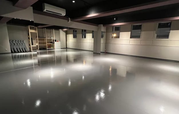 ダンス用鏡完備
エアコン完備で季節問わず快適にご利用いただけます！