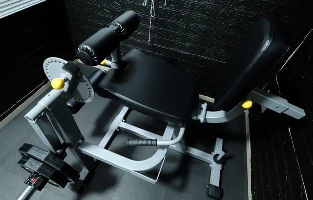 トレーニング設備：レッグカールマシン
