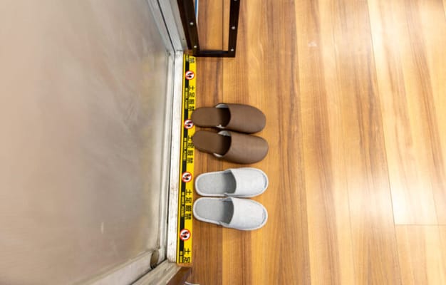 室内は土足禁止です。室内用シューズをご持参いただくかスタジオ内のスリッパをご利用ください！