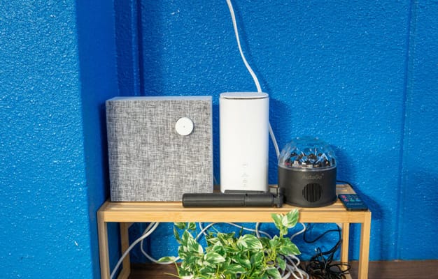 Wi-Fi・Bluetoothスピーカー・カラーボール・スマホ用三脚は一角にまとめて用意していますのでご自由にお使いください。
※使用後は必ず元の位置へお戻しをお願いします