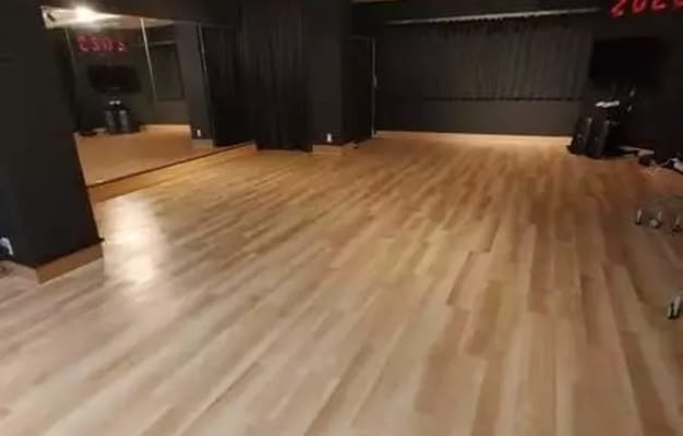落ち着きのある内装
スタジオ内はロボット掃除機が可動しているので常に清潔です！