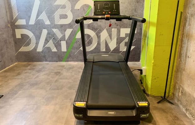 【ランニングマシーン】
無酸素トレーニングだけでなく有酸素トレーニングも可能