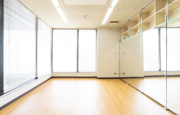 自然光が入り、明るく清潔なスタジオ空間