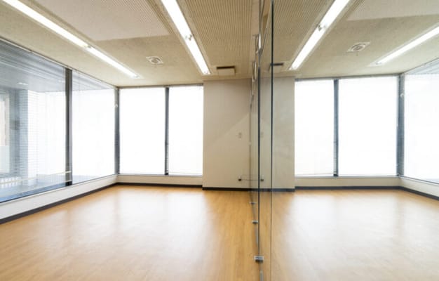 壁面に幅5m×高さ1.8mの大型ダンス用鏡を設置