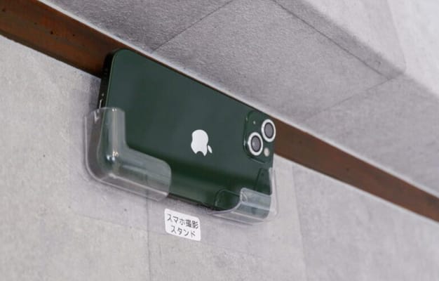スマホ撮影用スタンド (鏡と反対側の壁にあります)