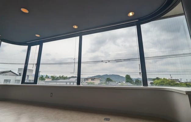 壁一面の大きな窓で自然光がたっぷり差し込む開放的な空間