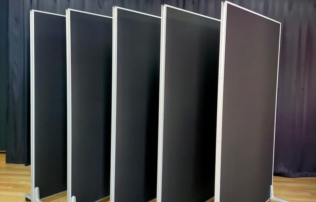 キャスター付パーテイションは自由にレイアウト可能