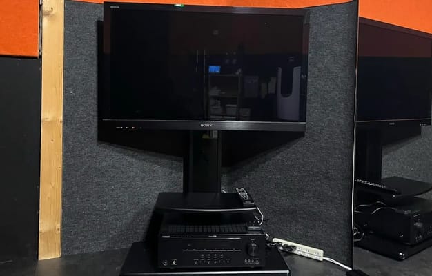 40インチのモニターとAVアンプ（Bluetooth対応）を設置/レンタルスタジオエイジュ札幌北18条の設備