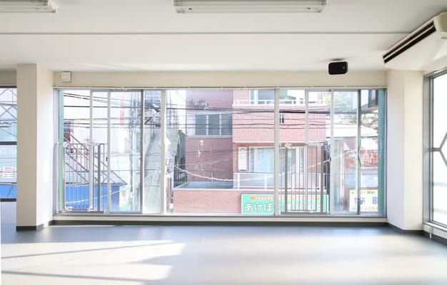 日中は光が差し込み明るい中スタジオをご利用いただけます。