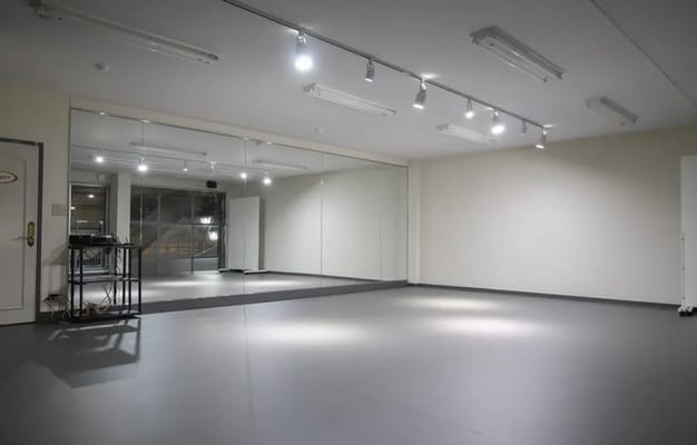 天井ライトがついているため夜でも快適にご利用いただけるスタジオです。