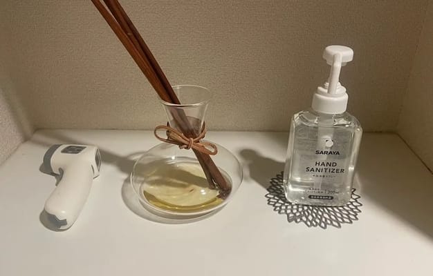 入り口にありコール消毒・体温計を用意しています。