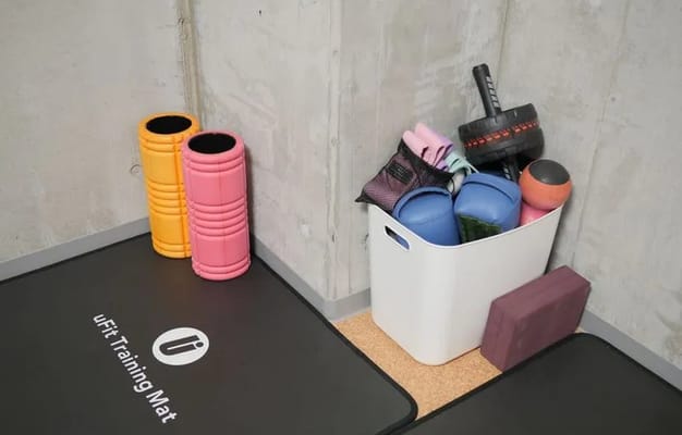 フォームローラー2本、三角ブロック2個、アブローラー1個、チューブ3本、ヨガブロック2個/パーソナルジム クリーレンの設備写真