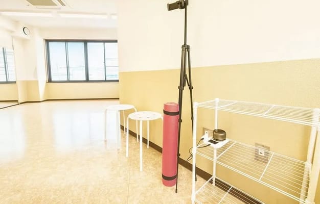 ヨガマットや三脚をご用意しております。/スタジオミンスタの室内写真