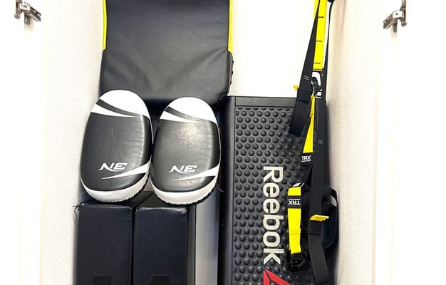 収納器具：TRX、ステップ台、パンチングミット、キックミット、ダンベルミット