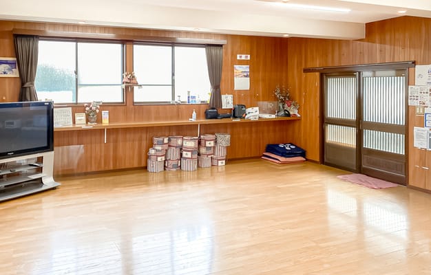 広々とした空間です。大きな窓のおかげで開放的な空間となっています。
