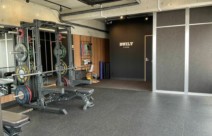 【幅広いプロ仕様器具が揃う個室ジム！】BUILT FITNESS 春日部店・45㎡のプライベート空間