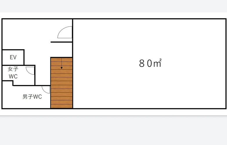 この図面は、80平方メートルのスタジオのレイアウトを示しています。エレベーターと男女別のトイレが備わっており、広々としたスタジオスペースが確保されています。