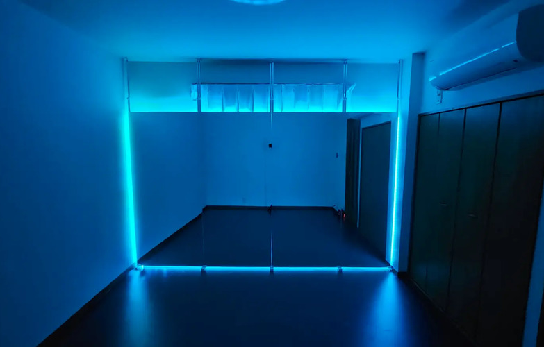 完備されているLEDライト。（水色）
おしゃれな雰囲気の中でダンスを楽しむことができます。撮影にも最適！