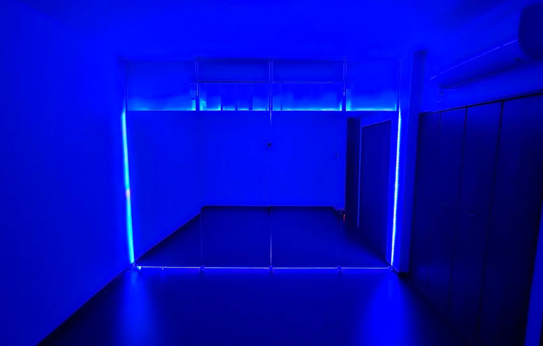 完備されているLEDライト。（青色）
おしゃれな雰囲気の中でダンスを楽しむことができます。撮影にも最適！