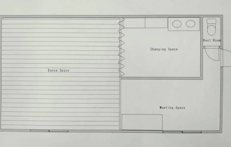 スタジオの間取り図。ダンススペース、更衣室、ミーティングスペースが配置されており、機能的な空間です。