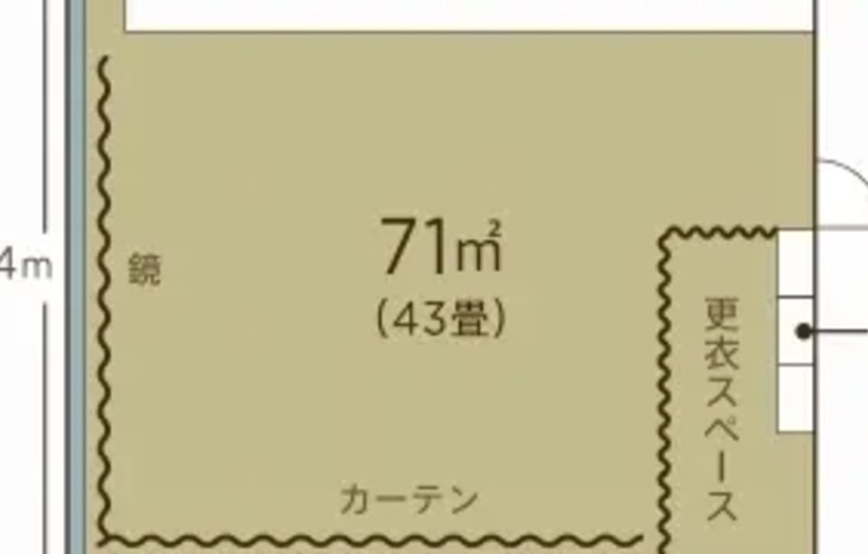 スタジオ内は71㎡と広々とした空間です。行為スペースと貸しロッカーも完備しております。