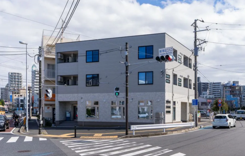 藤沢駅から徒歩９分の好立地です。
大通り沿いの大きな交差点沿いにあり、目の前にバス停がございます。
１台分の駐車場がございます。