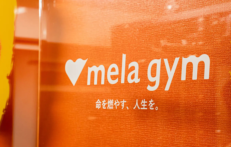 mela gymの特徴的なオレンジカラーは、活力とエネルギーを感じさせ、トレーニング中のモチベーションを自然と高めてくれます🔥