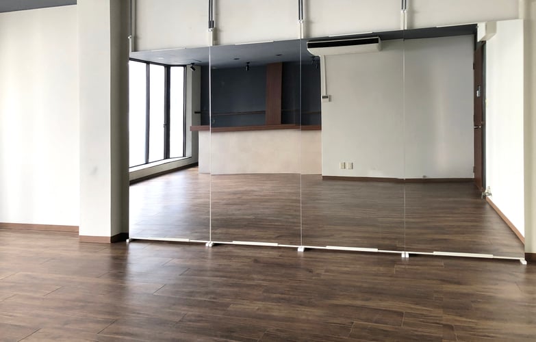 4枚の大型の鏡でポーズもバッチリ確認できます。レンタルスタジオULTRA 本町店。