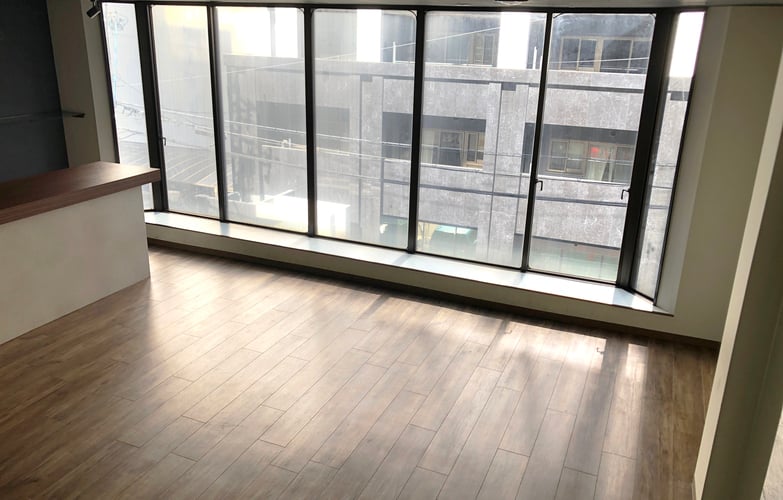 大開口2mのガラスから望む本町の街並みを眺め乍楽しい時間をお過ごしてください。レンタルスタジオULTRA 本町店。